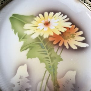 ถาดกระเบื้องโบราณสมัย ร.5 ใบขนาด 12 1/2 " ดอกคล้ายดอกเยบีร่าสีเหลือง,ส้มรวม 2 ดอก สวยงามและสมบูรณ์มากๆ - Image 2