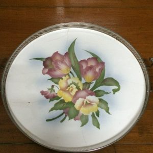 ถาดกระเบื้องโบราณสมัย ร.5 ใบขนาด 16 " ดอกทิวลิป สไตล์ “วิคตอเรีย”สีม่วงเหลือง มีรอยร้าวเหมาะแก่การแขวนและตั้งโชว์ - Image 2