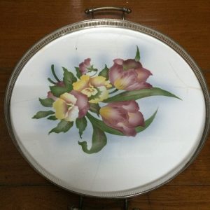 ถาดกระเบื้องโบราณสมัย ร.5 ใบขนาด 16 " ดอกทิวลิป สไตล์ “วิคตอเรีย”สีม่วงเหลือง มีรอยร้าวเหมาะแก่การแขวนและตั้งโชว์ - Image 3