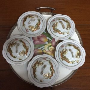 ถาดกระเบื้องโบราณสมัย ร.5 ใบขนาด 16 " ดอกทิวลิป สไตล์ “วิคตอเรีย”สีม่วงเหลือง มีรอยร้าวเหมาะแก่การแขวนและตั้งโชว์ - Image 4