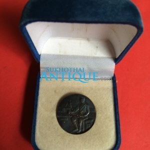 เหรียญสมเด็จพระนเรศวรมหาราชเนื้อทองแดงขอบกระบอกหลังพระพุทธชินราช ของกองกษาปณ์คมชัดสวยงามมากๆอยู่ในกล่องเดิมๆ - Image 3