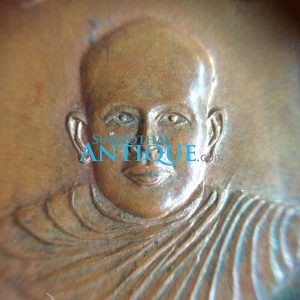 เหรียญเนื้อทองแดงหลวงพ่อเงินวัดบางคลานปี พ.ศ.2516 หลังหลวงพ่อพระครูพิบูลธรรมเวท (หลวงพ่อเปรื่อง) เลี่ยมอยู่ในกรอบพลาสติก สวยงามคมชัดมากๆ - Image 4