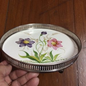 ถาดกระเบื้องโบราญสมัย ร.5 ขนาด สผ.8"ลายดอกไม้สีม่วง 2 ชมพู 1 สภาพสวยงามคลาสสิกครบสมบูรณ์ - Image 2