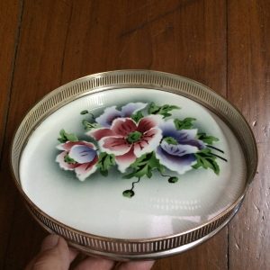 ถาดกระเบื้องโบราญสมัย ร.5 ขนาด สผ.8"ลายดอกไม้สีม่วง 2 ชมพู 2 สภาพสวยงามคลาสสิกครบสมบูรณ์ - Image 2