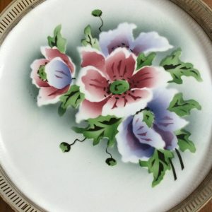 ถาดกระเบื้องโบราญสมัย ร.5 ขนาด สผ.8"ลายดอกไม้สีม่วง 2 ชมพู 2 สภาพสวยงามคลาสสิกครบสมบูรณ์ - Image 3