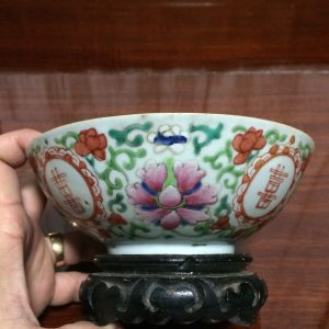 ถ้วยกระเบื้องโบราณเก่าจากประเทศ จีน มีภาษาจีนอยู่ในลายกระจกทั้ง4ด้านและมีตราโค๊ตอยู่ทีก้นถ้วยและใต้ก้นถ้วย สภาพสมบูรณ์คลาสสิกสวยงามพร้อมฐาน - Image 3
