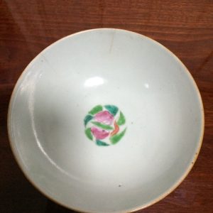 ถ้วยกระเบื้องโบราณเก่าจากประเทศ จีน มีภาษาจีนอยู่ในลายกระจกทั้ง4ด้านและมีตราโค๊ตอยู่ทีก้นถ้วยและใต้ก้นถ้วย สภาพสมบูรณ์คลาสสิกสวยงามพร้อมฐาน - Image 4