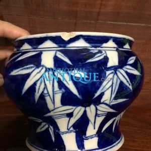 โถกระเบื้องโบราณเนื้อพังเคยพื้นน้ำเงินลายต้นไผ่ มีตำหนิเล็กน้อยที่ปาก และที่ก้นใต้โถ มีตัวหนังสือภาษาจีน โถมีขนาดปาก 7" ตัวโถสูง 6" - Image 2