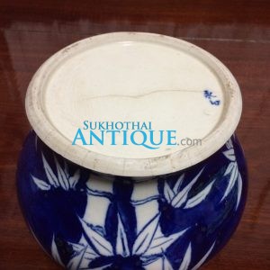 โถกระเบื้องโบราณเนื้อพังเคยพื้นน้ำเงินลายต้นไผ่ มีตำหนิเล็กน้อยที่ปาก และที่ก้นใต้โถ มีตัวหนังสือภาษาจีน โถมีขนาดปาก 7" ตัวโถสูง 6" - Image 3