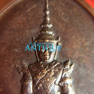 เหรียญพระแก้วมรกตทรงชุด ฤดูร้อน เนื้อทองแดง ฉลองวัดพระศรีรัตนศาสดาราม ปี พ.ศ. 2525 - Image 3