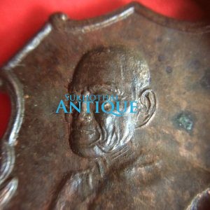 เหรียญหลวงพ่อยิดเนื้อ นะวะ ปี พ.ศ. 2535 รุ่นเปิดที่ว่าการอำเภอ ว.น.จ. - Image 3