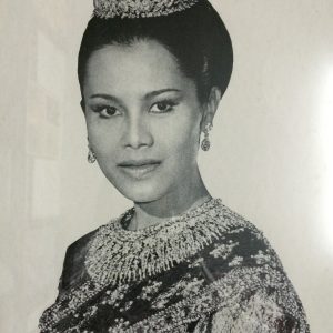 รูปพิมพ์เก่าสมเด็จพระราชินีขาวดำในกระดาษสำนักพุทธบูชาอย่างหนา - Image 2