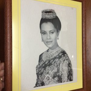 รูปพิมพ์เก่าสมเด็จพระราชินีขาวดำในกระดาษสำนักพุทธบูชาอย่างหนา - Image 3