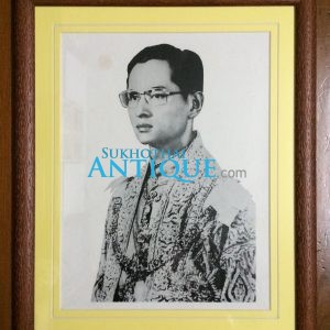 รูปพิมพ์เก่าสมเด็จพระเจ้าอยู่หัวภูมิพลอดุลยเดช ขาวดำในกระดาษสำนักพุทธบูชาอย่างหนา - Image 1