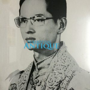 รูปพิมพ์เก่าสมเด็จพระเจ้าอยู่หัวภูมิพลอดุลยเดช ขาวดำในกระดาษสำนักพุทธบูชาอย่างหนา - Image 2