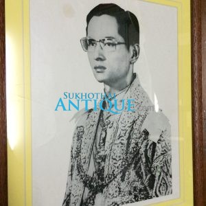 รูปพิมพ์เก่าสมเด็จพระเจ้าอยู่หัวภูมิพลอดุลยเดช ขาวดำในกระดาษสำนักพุทธบูชาอย่างหนา - Image 3