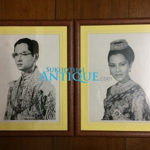 รูปพิมพ์เก่าสมเด็จพระเจ้าอยู่หัวภูมิพลอดุลยเดช ขาวดำในกระดาษสำนักพุทธบูชาอย่างหนา - Image 4