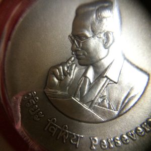 เหรียญพระมหาชนกเนื้อเงินพิมพ์เล็ก พร้อมกล่องและหนังสือ - Image 2