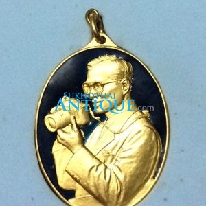 เหรียญทรงกล้องกะไหล่ทอง ลงยาสีน้ำเงินเข้ม - Image 4