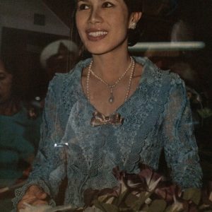 รูปสีราชินีชุดลูกไม้แขนยาวสีฟ้า - Image 2