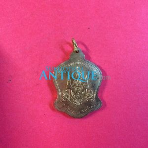 เหรียญเสมา (เหรียญระฆัง) มหามงคลพระชนมพรรษา 60 พรรษา ครบ 5 รอบ วันที่ 5 ธันวาคม 2530  เนื้อเงินกะไหล่ทอง สวยคมชัด - Image 2