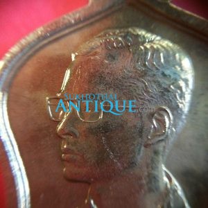 เหรียญเสมา (เหรียญระฆัง) มหามงคลพระชนมพรรษา 60 พรรษา ครบ 5 รอบ วันที่ 5 ธันวาคม 2530  เนื้อเงินกะไหล่ทอง สวยคมชัด - Image 3