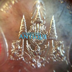 เหรียญเสมา (เหรียญระฆัง) มหามงคลพระชนมพรรษา 60 พรรษา ครบ 5 รอบ วันที่ 5 ธันวาคม 2530  เนื้อเงินกะไหล่ทอง สวยคมชัด - Image 4