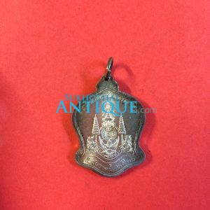 เหรียญเสมา (เหรียญระฆัง) มหามงคลพระชนมพรรษา 60 พรรษา ครบ 5 รอบ วันที่ 5 ธันวาคม 2530 เนื้อเงิน สวยคมชัด - Image 2