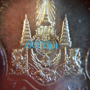 เหรียญเสมา (เหรียญระฆัง) มหามงคลพระชนมพรรษา 60 พรรษา ครบ 5 รอบ วันที่ 5 ธันวาคม 2530 เนื้อเงิน สวยคมชัด - Image 4