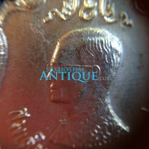 เหรียญสมเด็จพระภูมิพลมหาราช เนื่องในวันที่ 5 ธันวามหาราช ครั้งที่ 10 ปี พ.ศ. 2529 เนื้อกะไหล่ทองพร้อมโบว์ธงชาติเดิม - Image 3