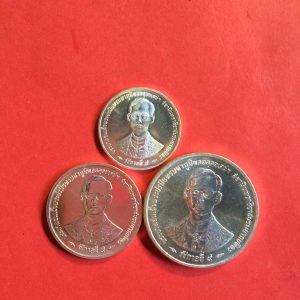 เหรียญฉลองสิริราชสมบัติครบ 50 ปี กาญจนาภิเษก 9 มิถุนายน 2539  เนื้อเงินแบบธรรมดาครบชุด 3 เหรียญ - Image 3