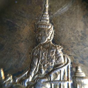 เหรียญนั่งบัลลังก์เนื้อเงินกะไหล่ทองฉลองสิริราชสมบัติครบ 50 ปี กาญจนาภิเษก 9 มิถุนายน 2539 พร้อมแถบแพร - Image 3