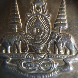 เหรียญนั่งบัลลังก์เนื้อเงินกะไหล่ทองฉลองสิริราชสมบัติครบ 50 ปี กาญจนาภิเษก 9 มิถุนายน 2539 พร้อมแถบแพร - Image 4