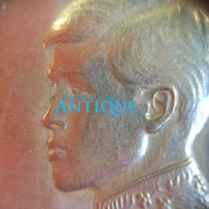 เหรียญเนื้อเงินที่ระลึกพระราชพิธีสถาปณาสมเด็จพระบรมโอรสาธิราช สยามกุฎราชกุมาร 28 ธันวาคม 2515 เหรียญที่ 3 - Image 3