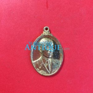 เหรียญพระราชทานที่ระลึก สร้างโรงพยาบาล สวรรคโลก ปี พ.ศ. 2520 เนื้อโลหะ กะไหล่ทอง - Image 1