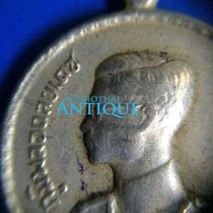 เหรียญพระราชทานพิมพ์ลึกเนื้อเงิน ปี พ.ศ. 2493 - Image 3