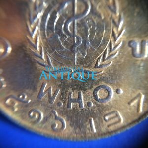 เหรียญหนึ่งบาทองค์การอนามัยโลก(WHO)เนื้อกะไหล่ทอง ปี พ.ศ. 2516 - Image 4