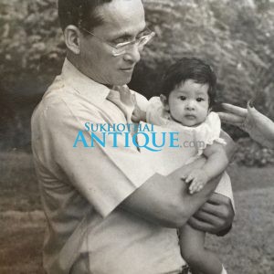 รูปถ่ายขาวดำในลวงรัชกาลที่ 9 กับฟ้าหญิงองค์เล็กและพระธิดา - Image 2