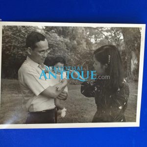 รูปถ่ายขาวดำในลวงรัชกาลที่ 9 กับฟ้าหญิงองค์เล็กและพระธิดา - Image 3