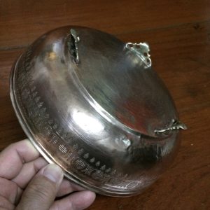 ถาดเก่าทองเหลืองอมนาก มีตอกลวดลายที่ข้างถาด สผ.ประมาณ.8" - Image 3