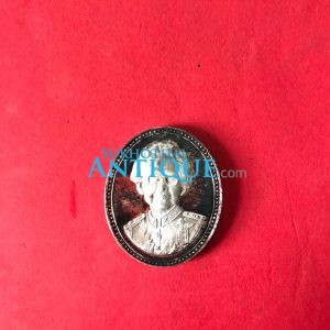 เหรียญสมเด็จพระศรีนครินทราบรมราชชนนีเนื้อเงินขัดเงารูปไข่ สมเด็จย่าของแผ่นดิน ร.ศ.119-ร.ศ.214 - Image 3