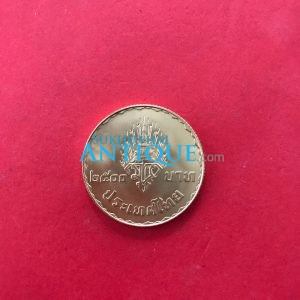 เหรียญพระราชพิธิอภิเษกสมรส มหาวชิราลงกรณ์ - โสมสวลี เนื่อทองคำ วันที่ 3 มกราคม 2520 หลัง ตรา มวก. หน้าเหรียญ 2500 บาท - Image 3