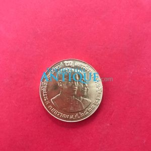 เหรียญพระราชพิธิอภิเษกสมรส มหาวชิราลงกรณ์ - โสมสวลี เนื่อทองคำ วันที่ 3 มกราคม 2520 หลัง ตรา มวก. หน้าเหรียญ 2500 บาท - Image 4