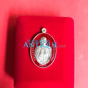 เหรียญครูบาศรีวิชัยเนื้อเงินลงยาสีแดงรุ่นเสาร์ 5 มหาสิทธิโชค  วัดแม่ตํ๋า อ.แม่สรวย จ.เชียงราย พ.ศ.2560 จัดสร้างเพียง79เหรียญ - Image 3