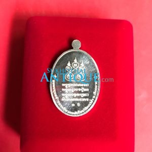 เหรียญครูบาศรีวิชัยเนื้อเงินลงยาสีแดงรุ่นเสาร์ 5 มหาสิทธิโชค  วัดแม่ตํ๋า อ.แม่สรวย จ.เชียงราย พ.ศ.2560 จัดสร้างเพียง79เหรียญ - Image 4