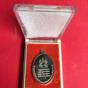 เหรียญครูบาศรีวิชัยรุ่นเสาร์ 5 มหาสิทธิโชคเนื้อนวะ  วัดแม่ตํ๋า อ.แม่สรวย จ.เชียงราย พ.ศ.2560 จัดสร้าง 199 องค์ - Image 2