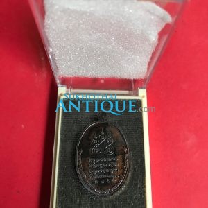 เหรียญครูบาศรีวิชัยรุ่นเสาร์ 5 มหาสิทธิโชค เนื้อทองแดงรมดำหน้ากากทองฝาบาตร  วัดแม่ตํ๋า อ.แม่สรวย จ.เชียงราย พ.ศ.2560 - Image 2