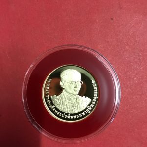 เหรียญกษาปณ์ที่ระลึกเฉลิมพระเกียรติพระบาทสมเด็จพระปรมินทรมหาภูมิพลอดุลยเดช ฉลองสิริราชสมบัติครบ 70 ปี ทองคำขัดเงา หนัก 15 กรัม - Image 4