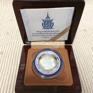เหรียญกษาปณ์ที่ระลึกเฉลิมพระเกียรติพระบาทสมเด็จพระปรมินทรมหาภูมิพลอดุลยเดช  ฉลองสิริราชสมบัติ ครบ70ปี  9มิ.ย.57 เนื้อเงินขัดเงา - Image 2