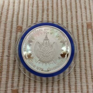 เหรียญกษาปณ์ที่ระลึกเฉลิมพระเกียรติพระบาทสมเด็จพระปรมินทรมหาภูมิพลอดุลยเดช  ฉลองสิริราชสมบัติ ครบ70ปี  9มิ.ย.57 เนื้อเงินขัดเงา - Image 3